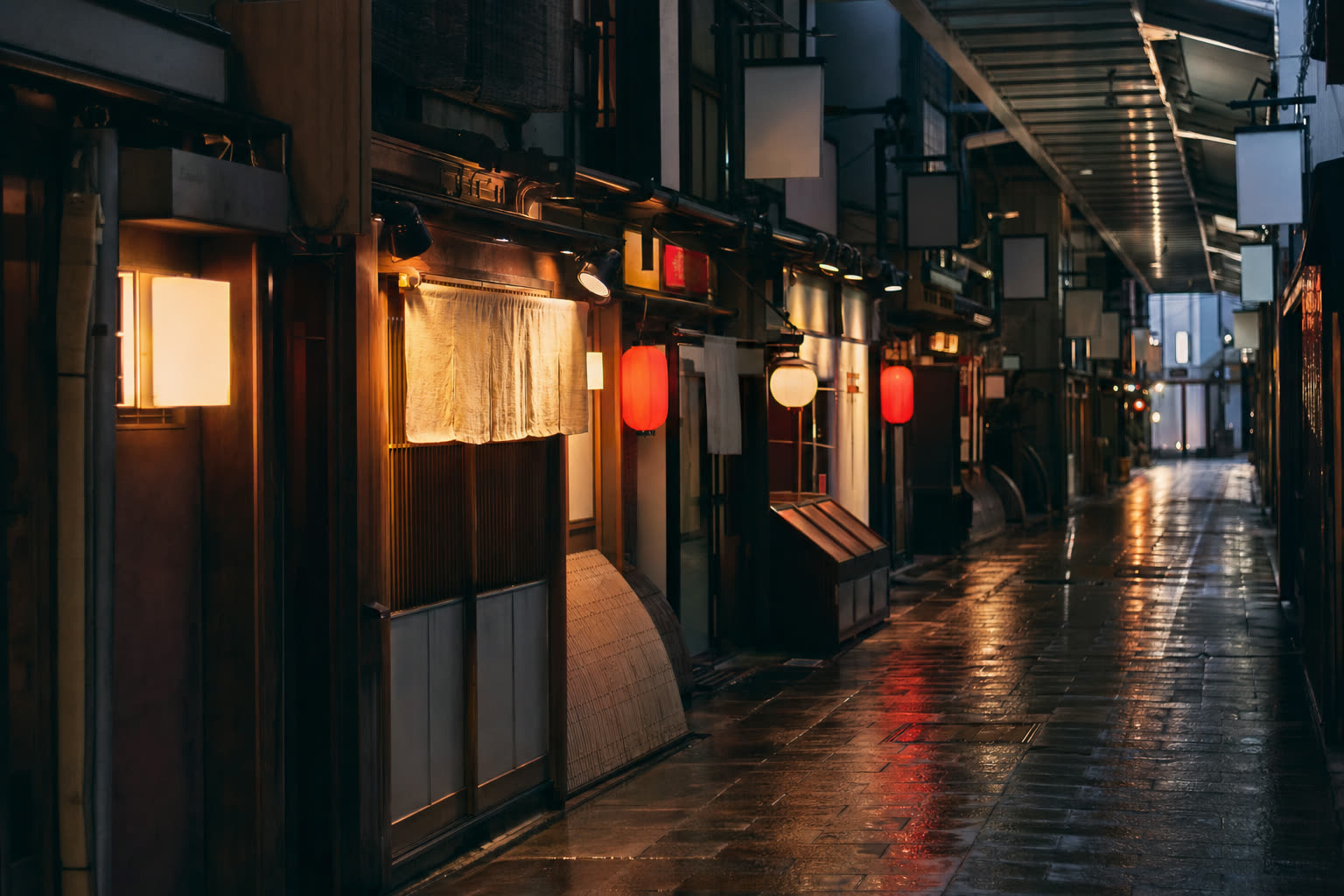 夕暮れの商店街に灯る提灯